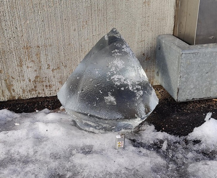 15. "Большой ледяной алмаз, который я нашел у дороги. Зажигалка рядом для масштаба"