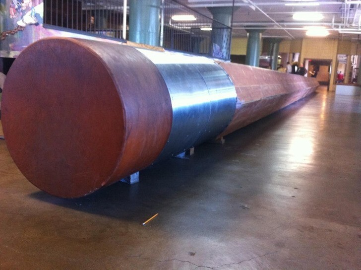 11.  "Самый большой карандаш в мире в Городском музее Сент-Луиса — рядом с ним обычный карандаш для масштаба"