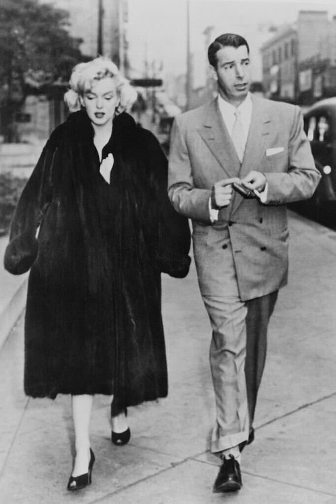 29. Джо Ди Маджо и Мэрилин Монро идут по улице, 1954 год