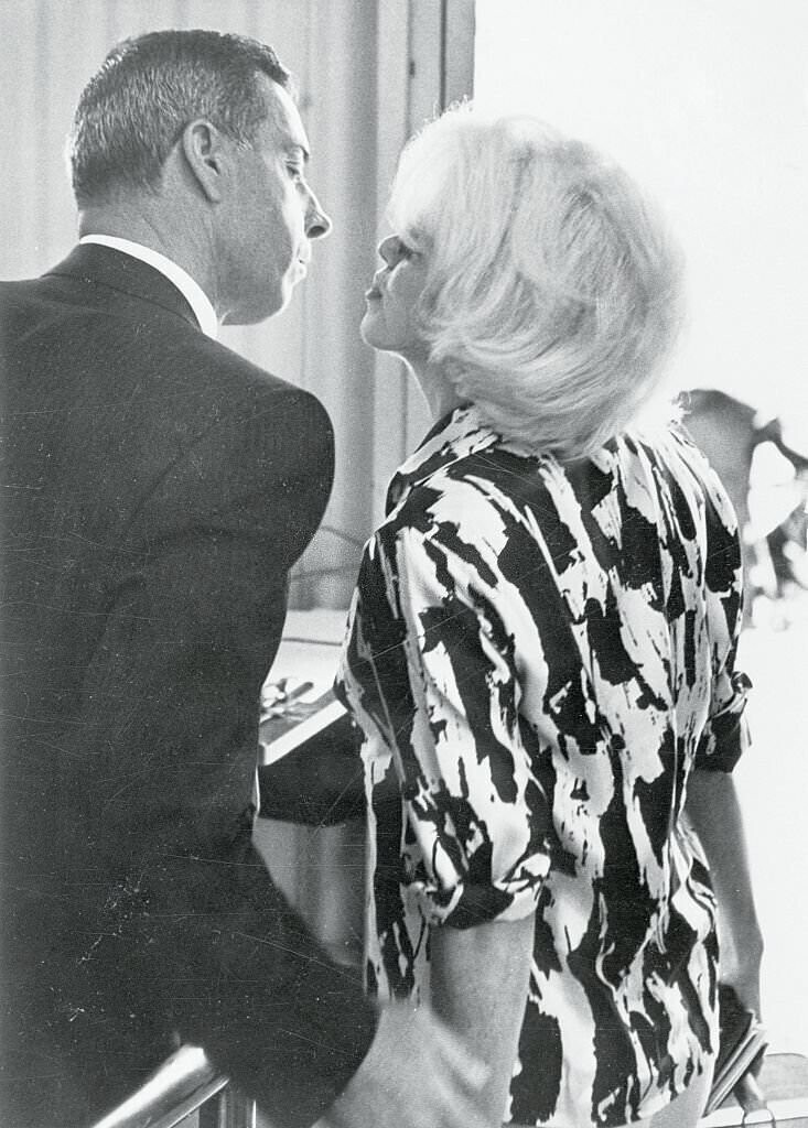 1. Мэрилин Монро целует Джо Ди Маджо перед отъездом в Мексику на отдых