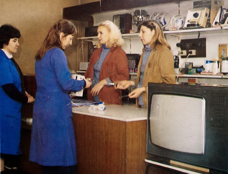 1985 г., магазин электротоваров.