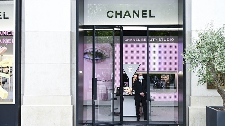 Русских отказываются обслуживать в бутиках Chanel: Бренду пришлось оправдываться официально