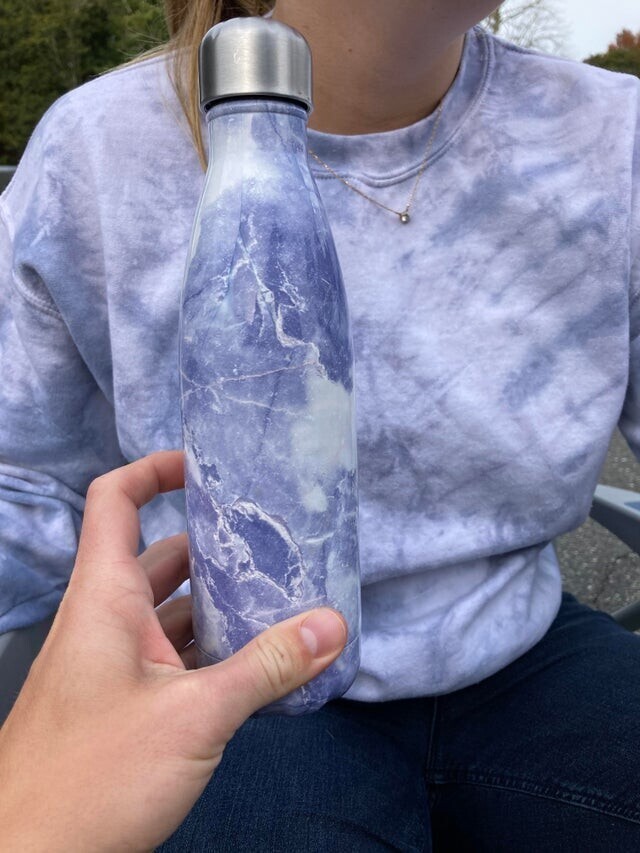 У моего друга оказалась бутылка с таким же узором, как и футболка у другого моего друга