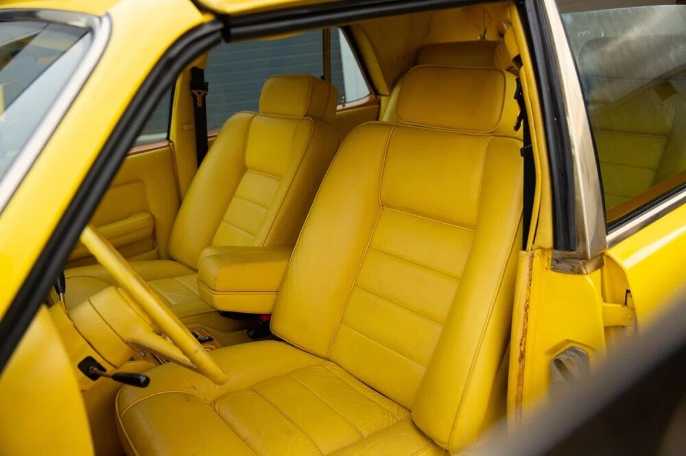 Кабриолет Rolls-Royce Silver Spirit более желтый, чем Нью-Йоркское такси