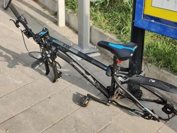 «Я только что приехал в мой родной город, и кто-то тут же украл колеса с моего велосипеда. Теперь придётся идти 6 километров с велосипедной рамой на спине»