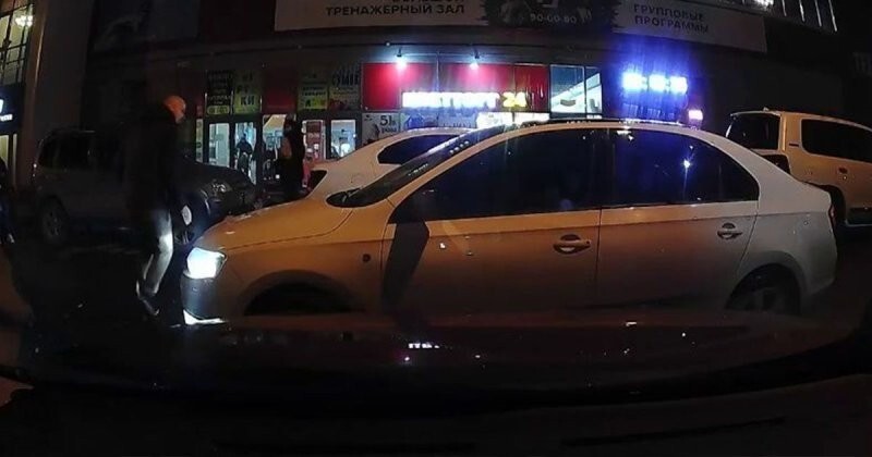 В Ярославле у входа в торговый центр подросток попал под машину