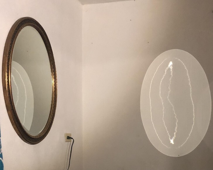28. "Необычное отражение зеркала в нашей комнате"