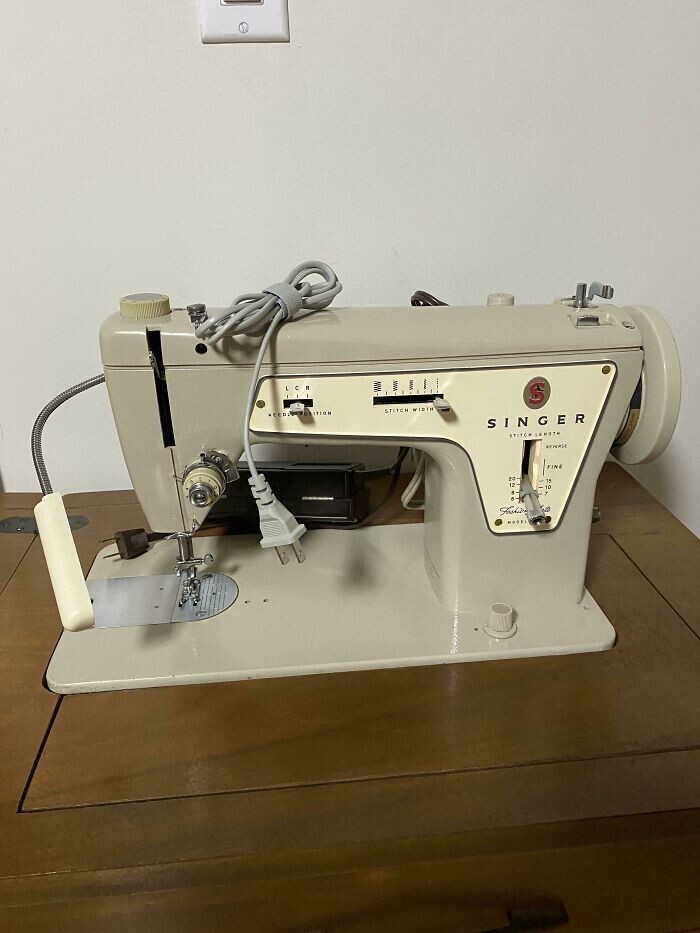 27. "Моя жена унаследовала эту швейную машинку Singer от бабушки, и она до сих пор работает идеально. Не знаю точно, какого она года"