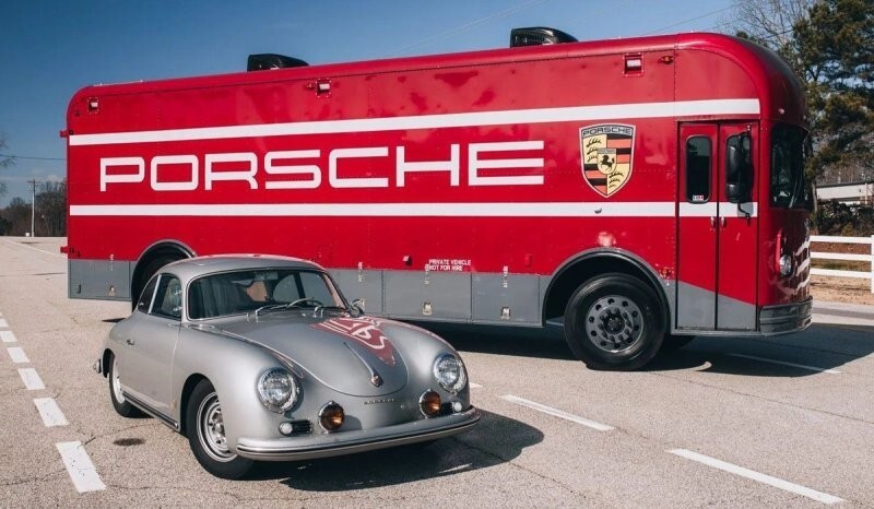 Крутой ретро-автобус в стиле Porsche для перевозки гоночного автомобиля
