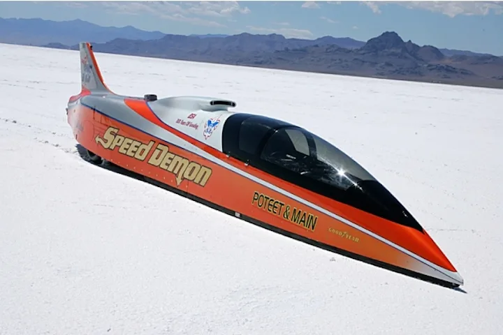 Американский гонщик Джордж Потит и его гоночный автомобиль Speed ​​Demon, 370 миль в час