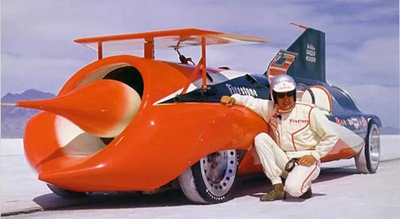 В ноябре 1965 года американский гонщик Арт Арфонс установил свой третий и последний рекорд наземной скорости за рулем Green Monster, достигнув новой скорости 576 миль в час (926 км/ч)