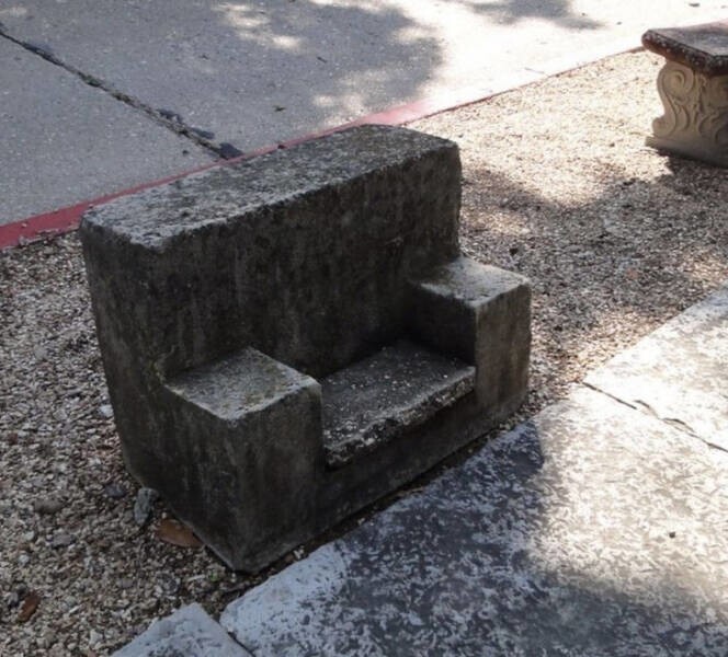 19. «Похоже на очень маленькую бетонную скамейку или кресло, обращенное в сторону от дороги возле бордюра. Маловато для ребенка»
