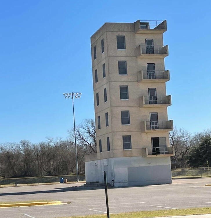 15. «Что это за 6-этажная маленькая башня посреди парковки, примыкающей к бейсбольному полю?»