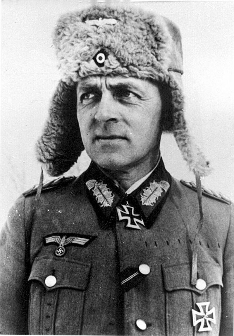 Как ярый нацист Артур Шмидт хоронил советского генерала Михаила Ефремова