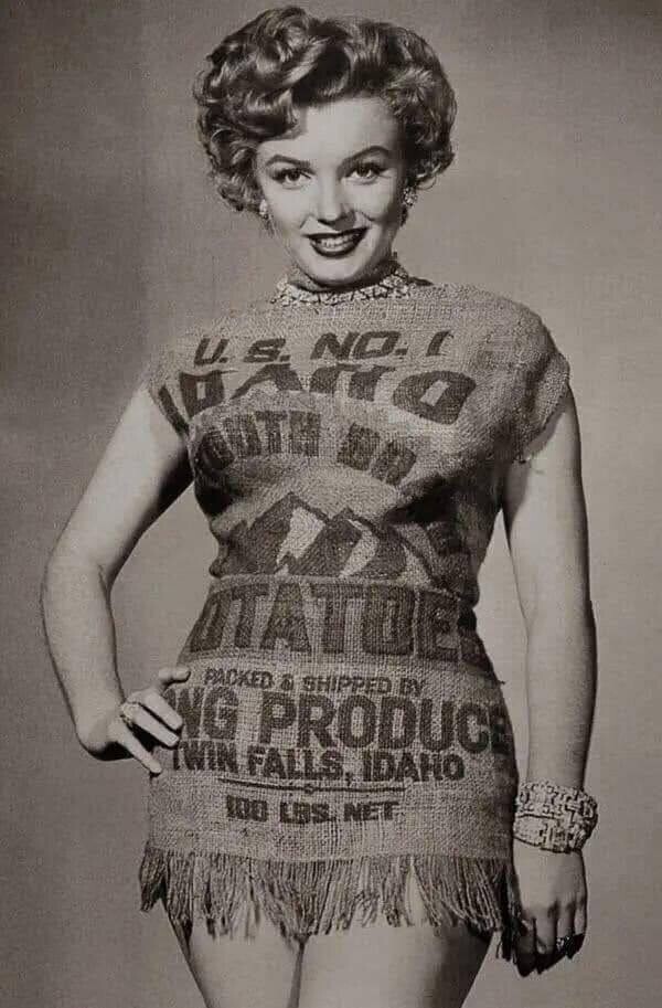 1. В 1950 году один из журналистов раскритиковал Мерилин Монро, сказав что ее красота заключается в дорогой одежде. В качестве ответа она надела мешок для картошки и устроила фотосессию