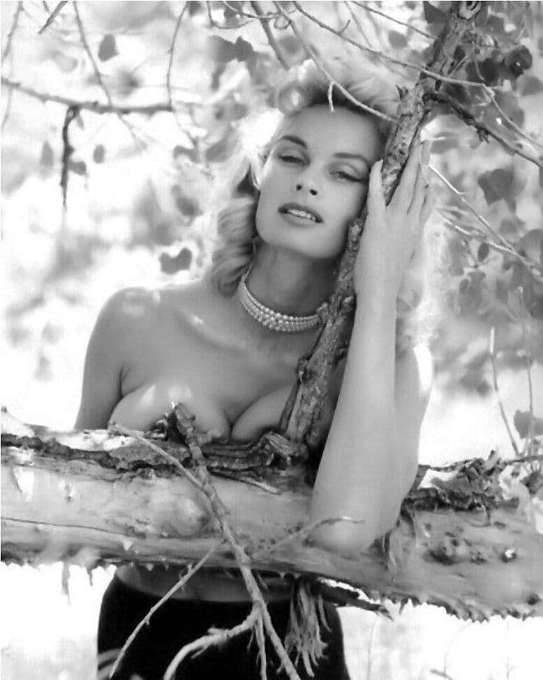 10. Нелли Елизабет МакКалла - американская актриса и звезда комикса и сериала 1950-х "Sheena, Queen of the Jungle", пин-ап модель