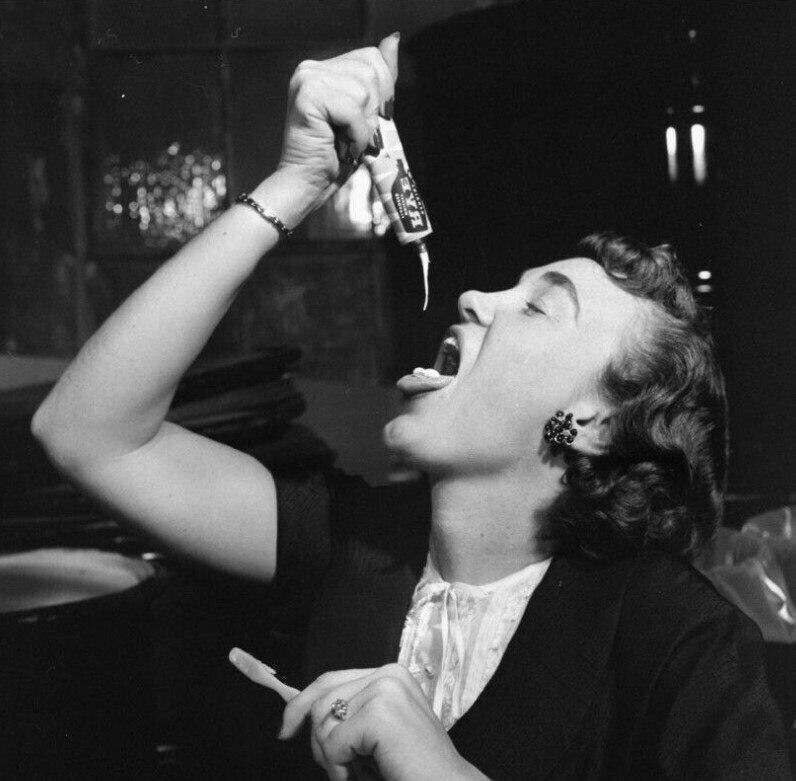 11. В 1954 году американец Дон Пойнтер изобрел зубную пасту со вкусом виски. В ней содержалось 3% алкоголя и она стала очень популярна среди любителей выпить