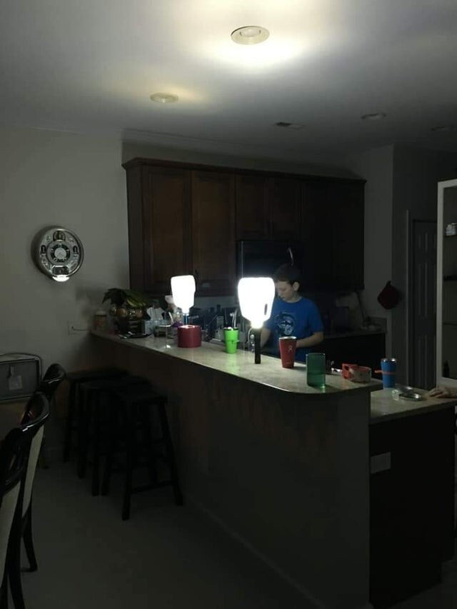 Во время сбоев электричества вместо свечей включи фонарики и рассеивали свет с помощью бутылок