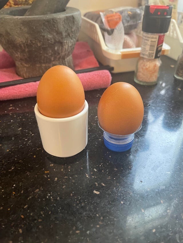 Сделал подставку для яиц из бутылки