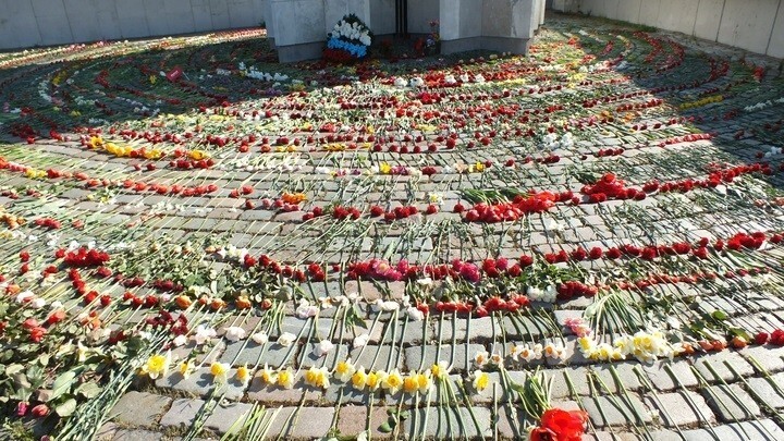 Житель Латвии не сдержал эмоций, узнав о 9 Мая: "Русский солдат спас мою мать!"