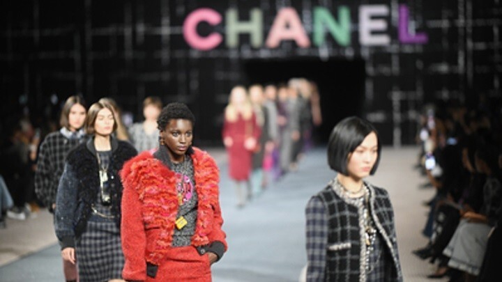 Магазины Chanel в Париже разрисовали граффити с Гитлером