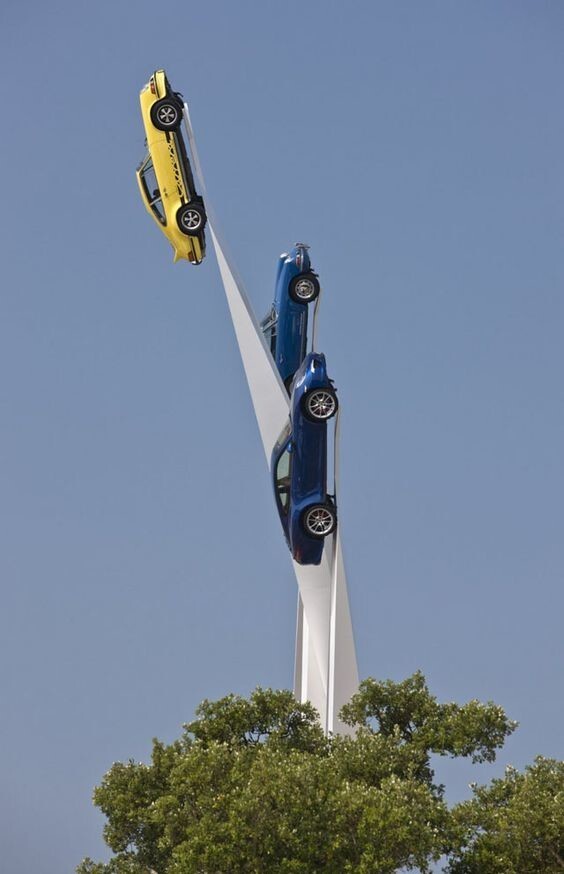 Чтобы отметить 50-летие спортивного автомобиля Porsche 911, художник Джерри Джуда создал скульптуру высотой 111 футов, состоящую из трех парящих в небе автомобилей