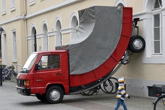 Австрийский художник Эрвин Вурм и его грузовик, Германия