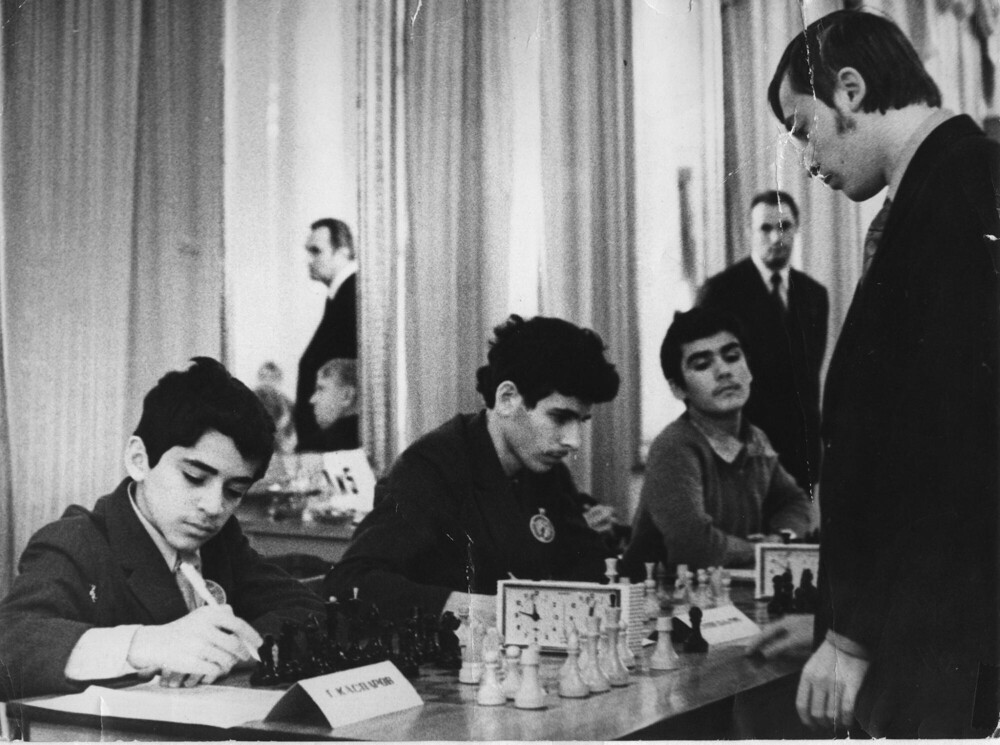 Сеанс одновременной игры чемпиона мира Анатолия Карпова, изюминка фото в том, что слева играет 12–летний Гарри Каспаров, Ленинград, 1975 год