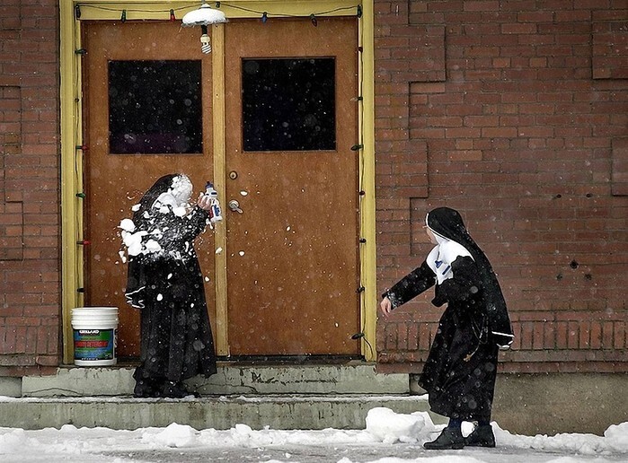Монахини даже играют друг с другом