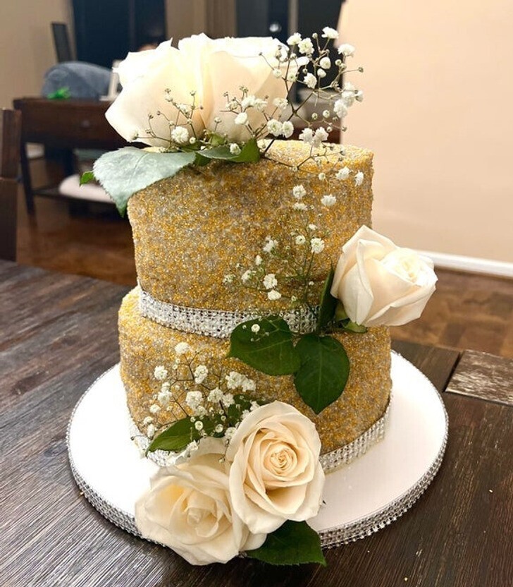 "Моя жена впервые испекла торт в 2020 году. Сегодня она приготовила этот торт на свадьбу друзей"