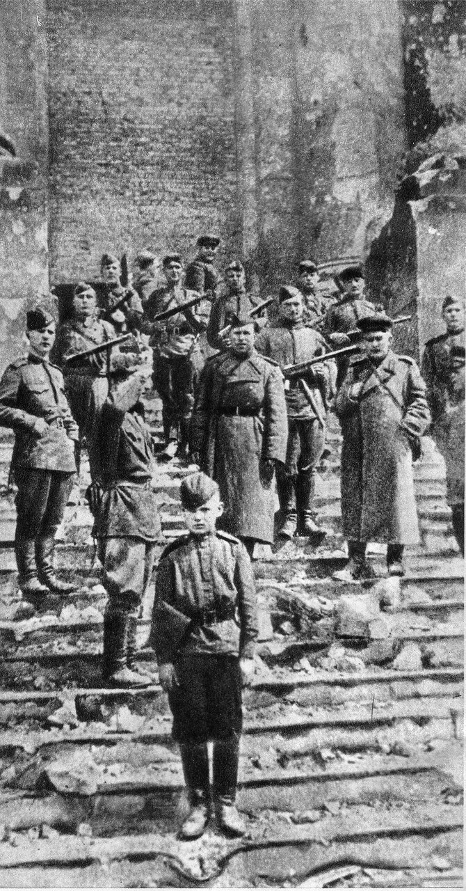 Солдаты 150-й стрелковой Идрицко-Берлинской, ордена Кутузова 2-й степени дивизии на ступенях Рейхстага