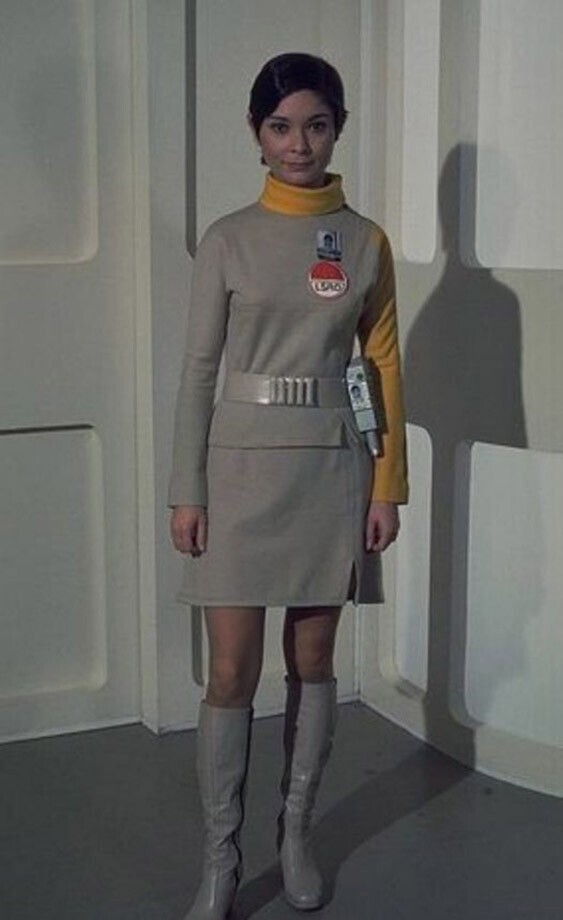 Это фото одной героинь (Sandra Benes) классного английского сериала 1975-77 годов "Space: 1999". Её играла английская актриса Zienia Merton