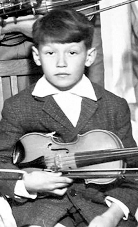 Учащийся музыкальной школы по классу скрипки Володя Кузьмин