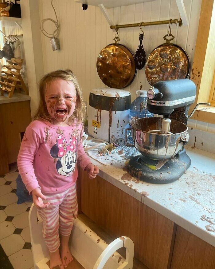 "Решила помочь испечь торт на свой день рождения"