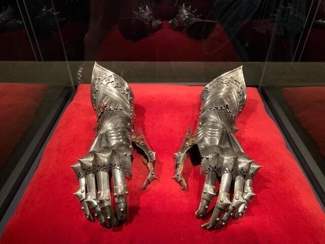 Металлические перчатки принадлежали Максимилиану I (1459-1519), который был императором Священной Римской Империи с 1508 года до своей смерти