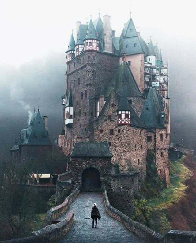 Замок Эльц, расположенный в Виршеме, Германия. Занят разными поколениями одной семьи, в течение 850 лет
