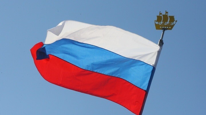 Гигантский триколор и Знамя Победы развернули на Кипре в поддержку России