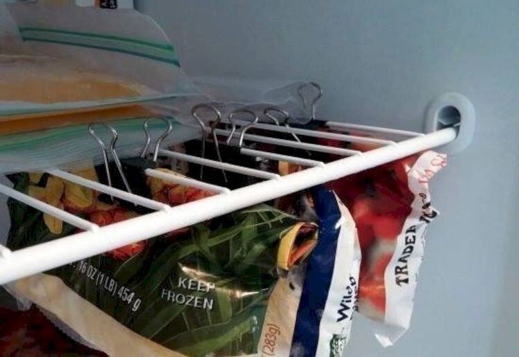 Используйте зажимы для бумаги, чтобы навести порядок в морозильной камере и не допустить разбрасывания замороженных продуктов