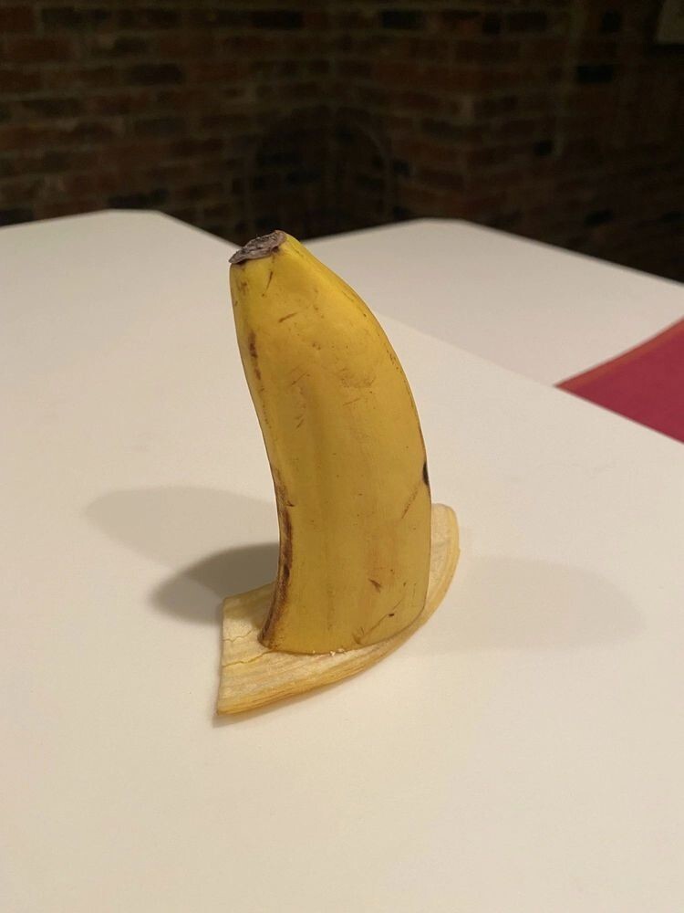 Если вам необходимо сохранить половинку банана и вы не хотите, чтобы он заветрился и потемнел, то воспользуйтесь этим советом