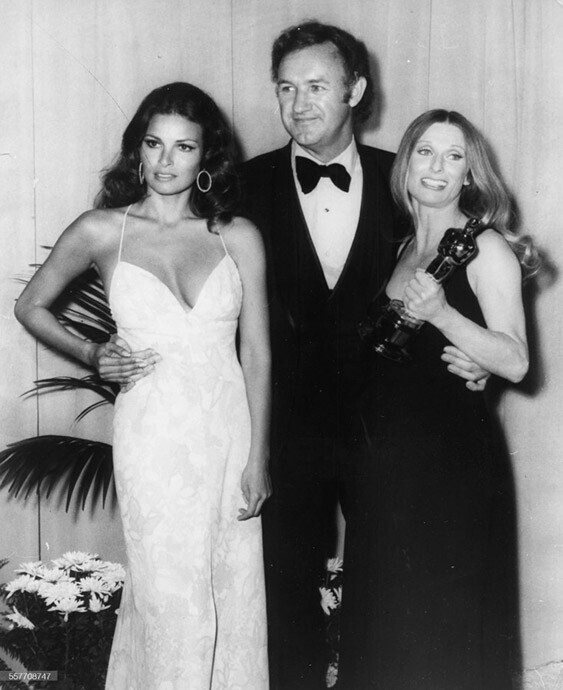 17 апреля 1972 года. Голливуд. Ракель Уэлч, Джин Хэкман и Клорис Личман с Оскаром за лучшую женскую роль второго плана на 44-й церемонии вручения премии Оскар.