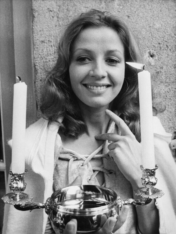 26 апреля 1972 года. Французская актриса Джульетта Берто получает премию Bistingo.