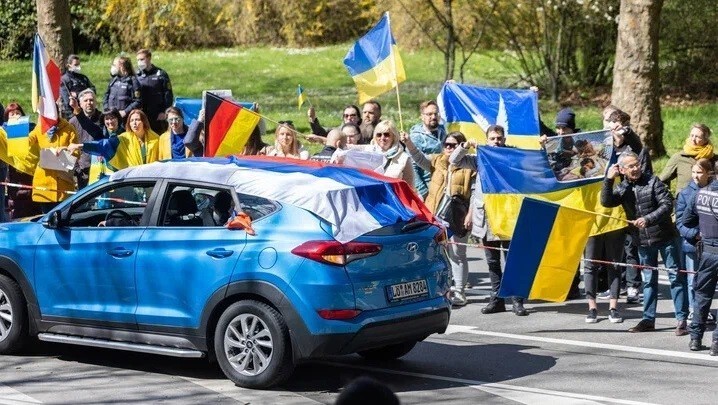 Плевали в машины и срывали флаги России: акция в Германии обернулась беспорядками