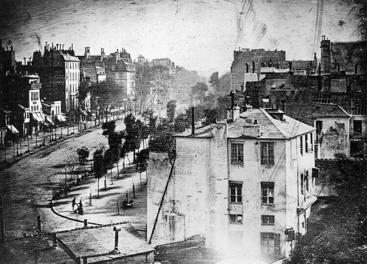 5. Первая фотография, на которой запечатлены люди на улице, 1838 г.