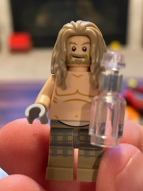 "В моем новом наборе Лего был толстый Тор с бородой"