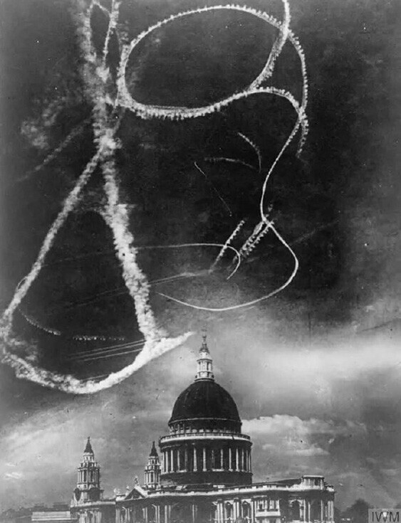 Воздушный бой над собором Святого Павла в Лондоне, Англия, 1940 год