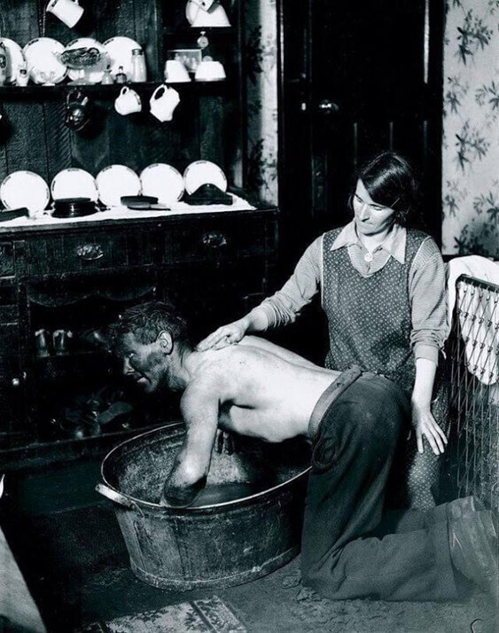 Валлийка моет мужа-шахтера, 1931 год