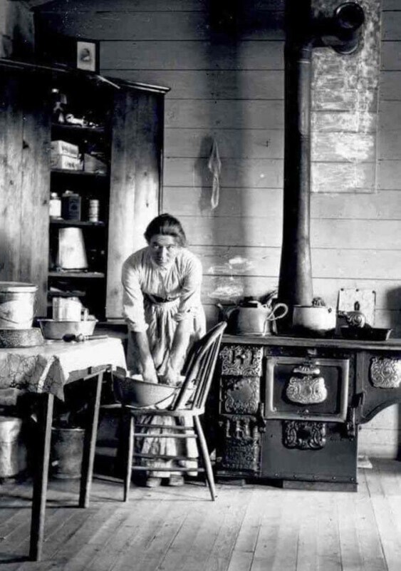 Женщина на кухне дома фермера в Монтане, ок. 1900 год