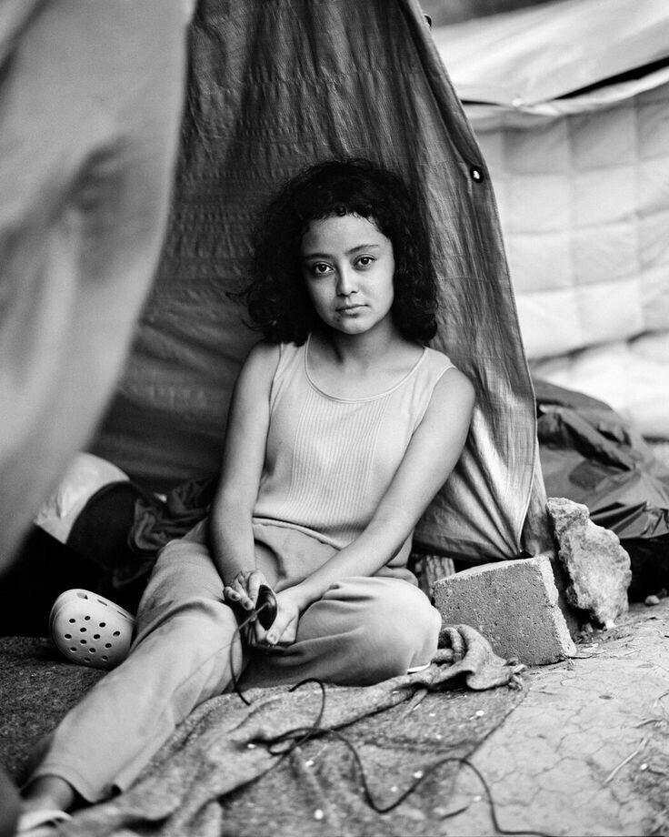 17-летняя Стефани Солано в лагере мигрантов в Рейносе, Мексика, 3 мая 2021 года. Снимок сделан, когда она вместе с матерью ждала возможности пересечь границу с США в поисках работы.  Фотограф Adam Ferguson