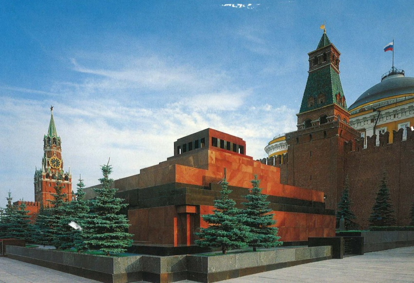 Почему у мавзолея Ленина форма пирамиды