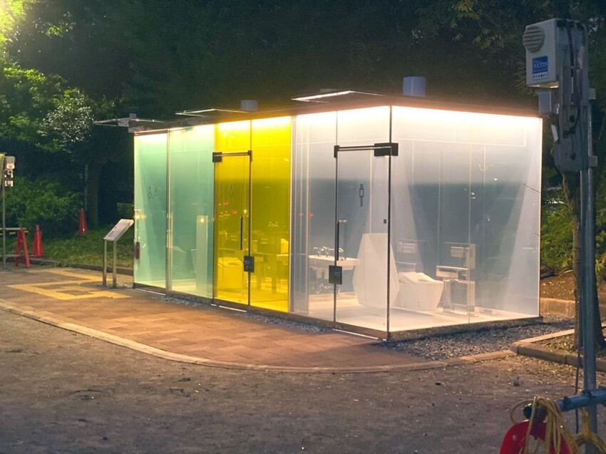 Общественный туалет в Японии, кабина которого перестает быть прозрачной, когда там кто-то есть внутри
